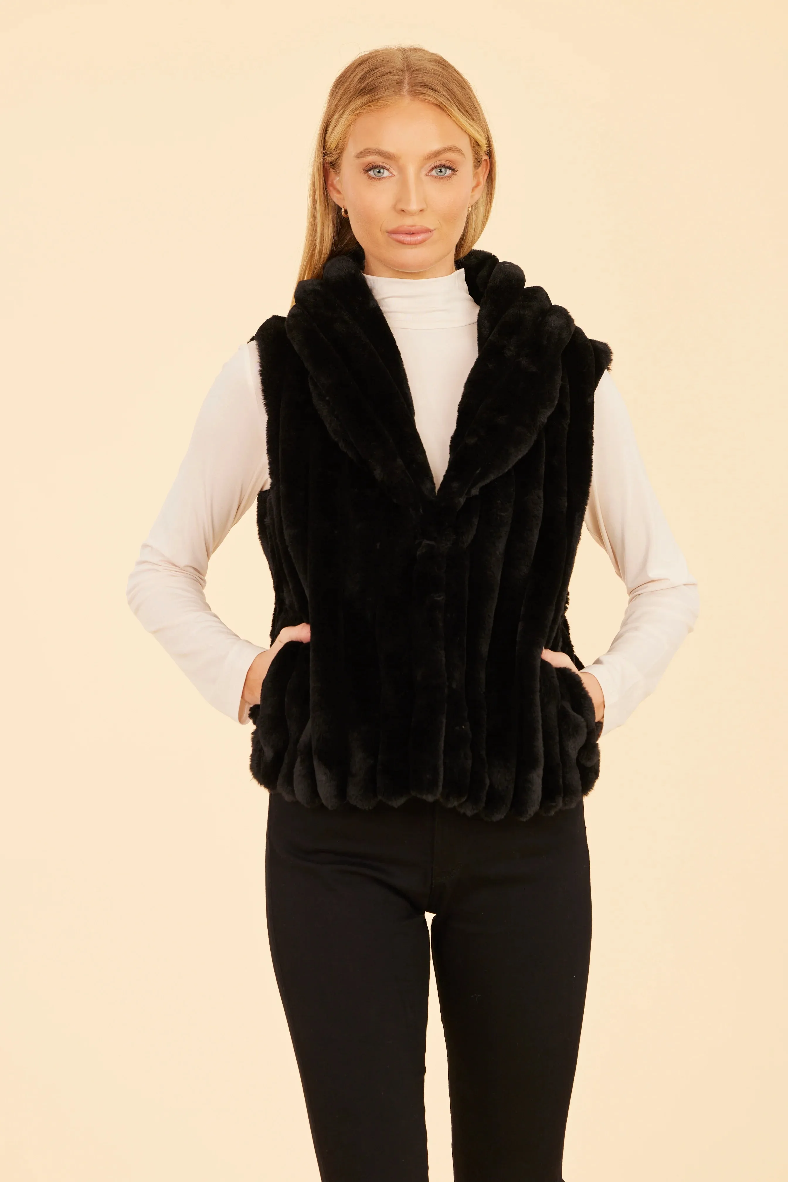 Faux Fur Grooved Vest - Black