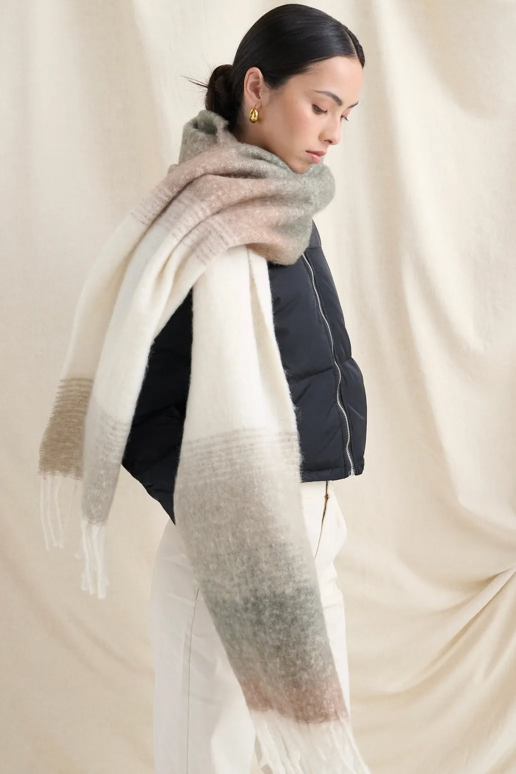 YURA GRADIENT FLUFFY SCARF GREY